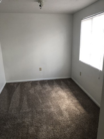 Building Photo - 822 NE Ford St