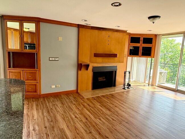 Building Photo - 5820 Oakwood Dr
