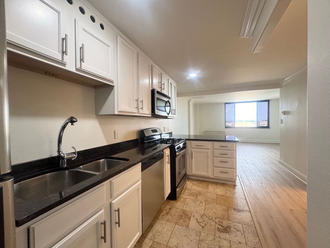 Building Photo - 700 E 8th St