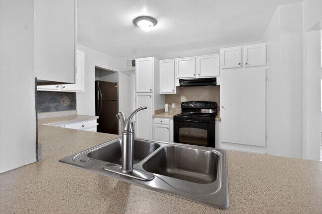 Building Photo - 2272 E Blacklidge Dr