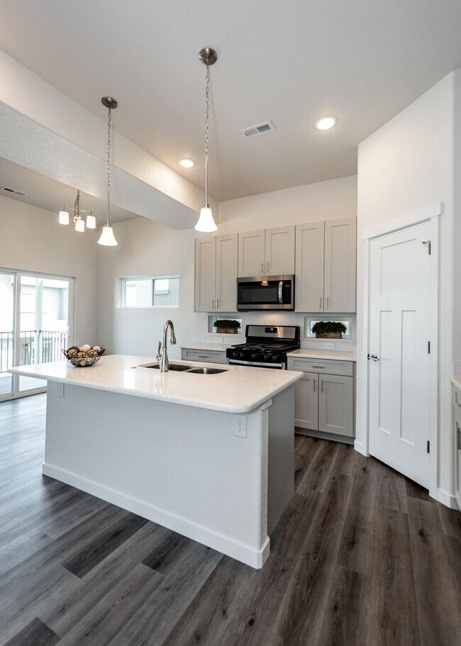 Building Photo - Mt. Shadows End Unit 3 Bed Luxury Townhome