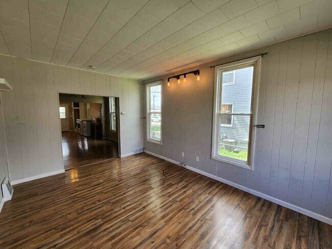 Building Photo - 2 Bed Duplex in Oshkosh, WI - Perfect for cozy living!