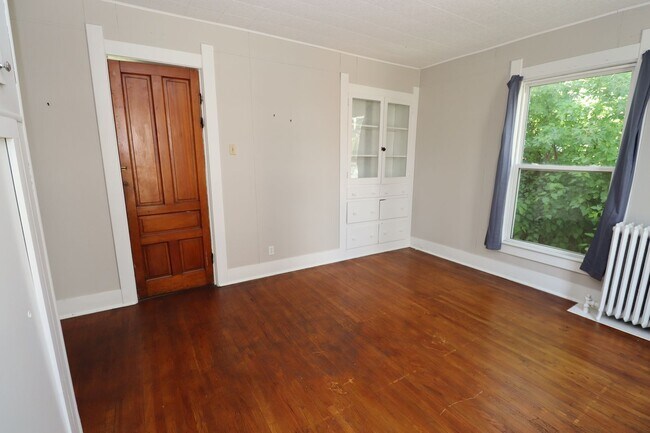 Building Photo - Charming Two Bedroom Unit in the Heart of ...