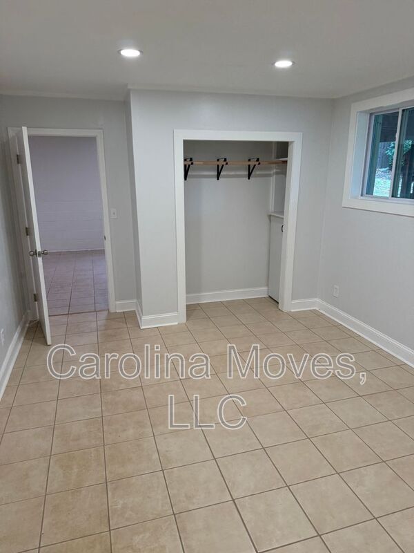 Building Photo - 708 W Lee Rd