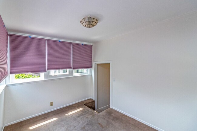 Building Photo - 832 Oak St