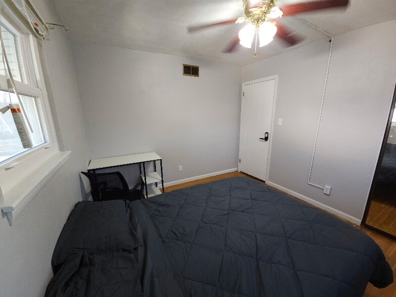 Building Photo - 1612 Kingsway Rd