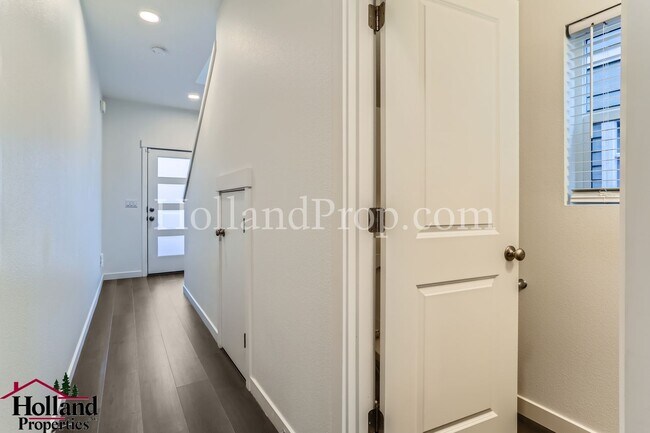 Building Photo - Gorgeous & Spacious Single-Home 3 beds 2.5 bath Available for you!