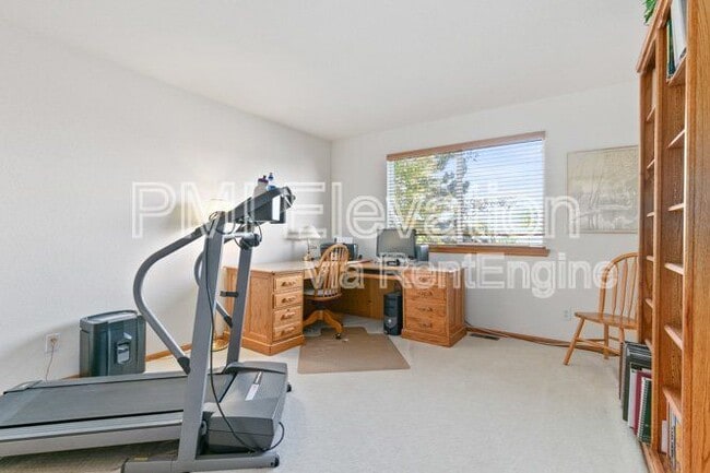 Building Photo - 829 W Sparrow Hawk Dr