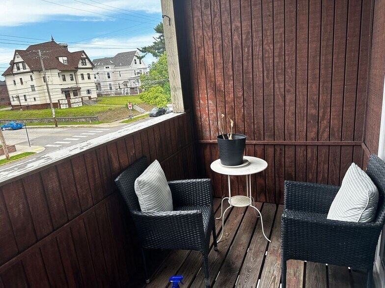 Building Photo - 301 1/2 S Winebiddle St, Apt 5