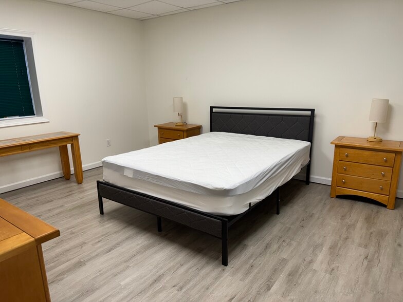 Spacious bedroom - 4615 Forest Pl