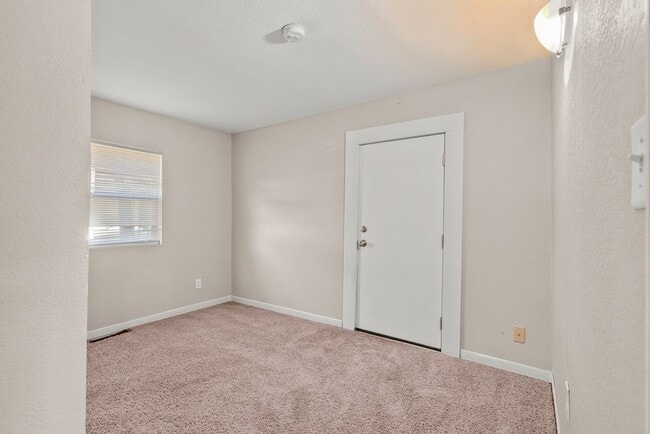 Building Photo - 309 W 10th St