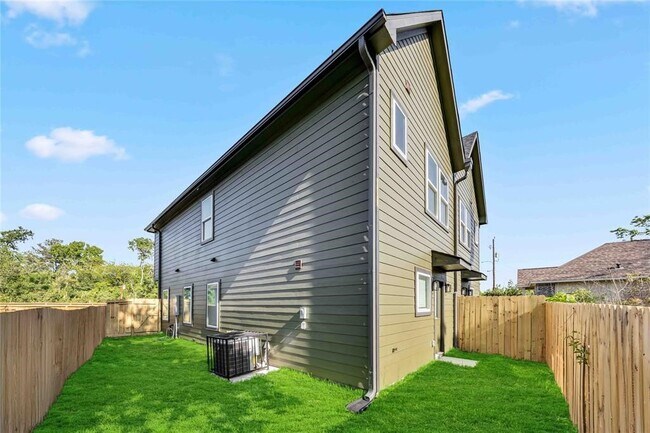 Building Photo - 5620 Shreveport Blvd