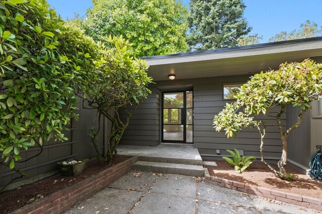 Primary Photo - 3bd/2.5ba Seattle House