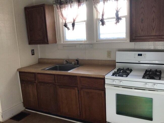 Building Photo - 2616 Plainview Terrace