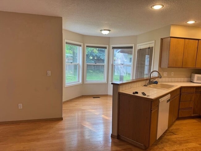 Building Photo - GREAT HOME IN CASCADE PARK. 3 bedrooms, 2 ...