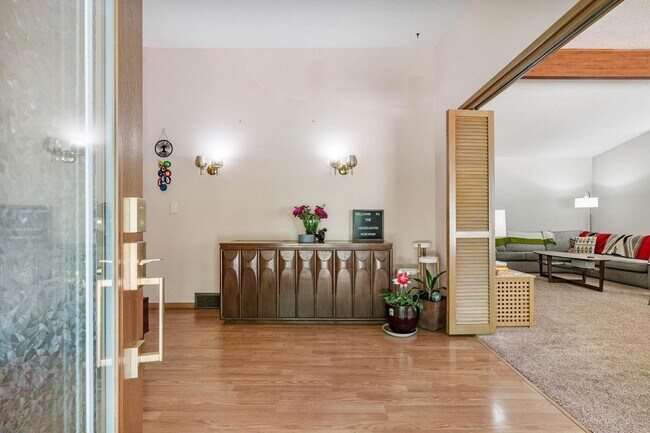 Building Photo - Charming 3-bdrm/2-bath Mid-Century ranch—A...