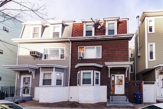 Building Photo - 474 E 7th St