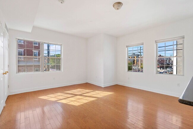 Building Photo - 621 N 33rd St