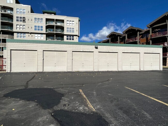 Building Photo - 980 Lakepoint Dr