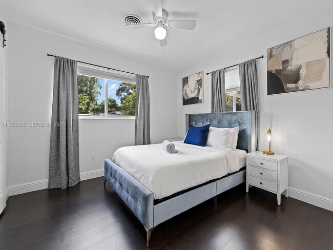 Building Photo - 560 NE 161st St