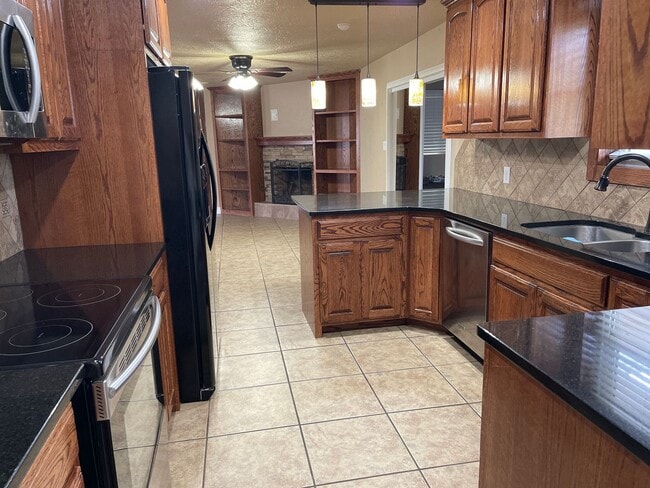 Building Photo - Beautiful 3 Bedroom Home, Zia School District!