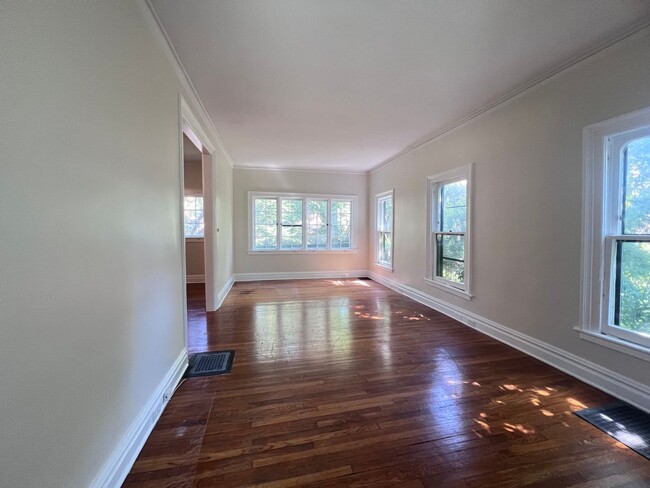 Building Photo - Single Family Heritage Hill Home! Two Bedr...