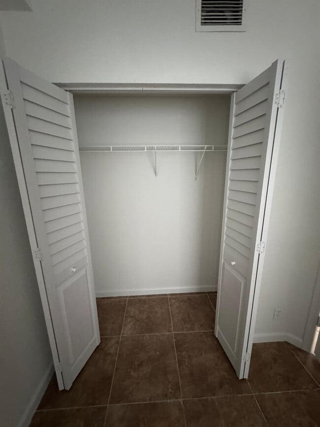 Building Photo - 1161 Golden Lakes Blvd