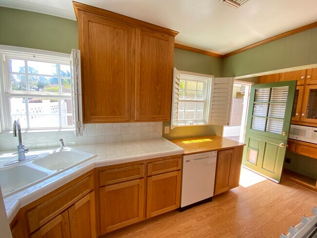 Building Photo - 3521 Pacific Ave