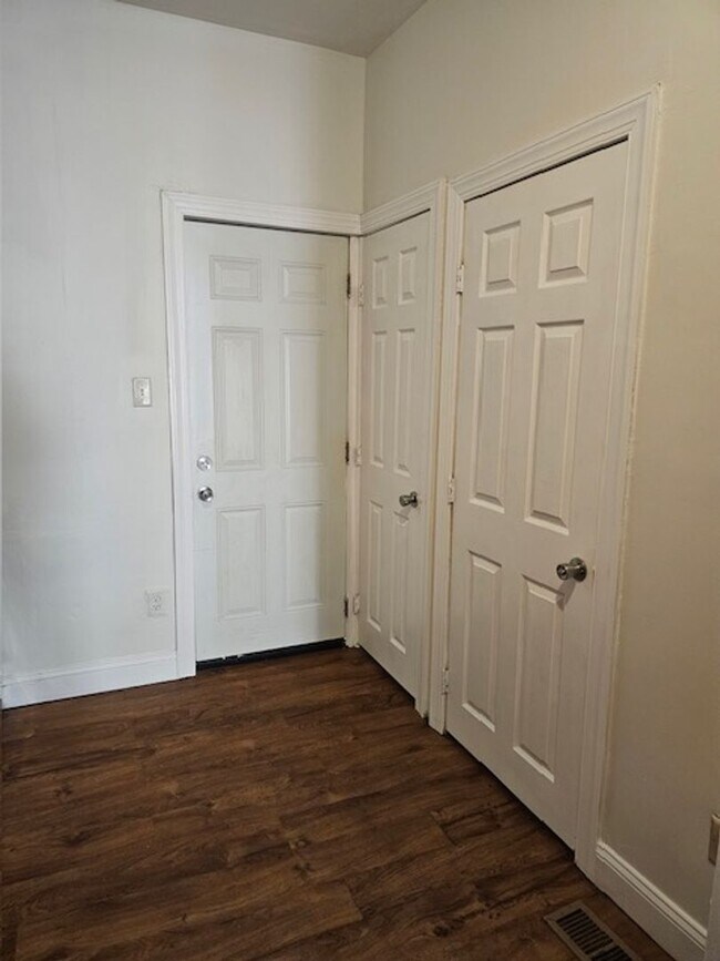 Building Photo - Large Home - Cobbs Creek
