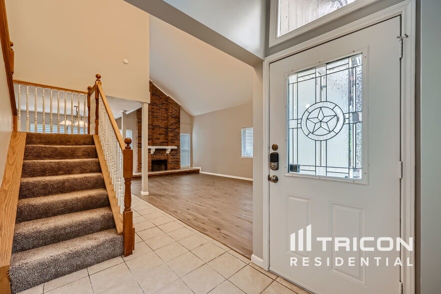 Building Photo - 3305 Castle Dr