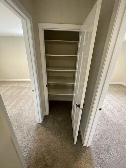 Building Photo - 812 Glen Eden Dr