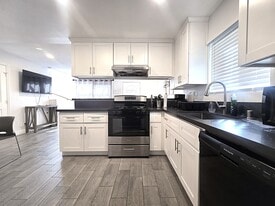 Building Photo - 123 E Bennett Ave