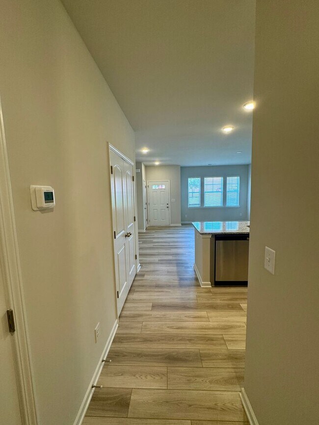 Building Photo - Beautiful, 3BR/2.5BA Townhouse in Gastonia