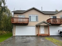 Building Photo - Spacious Remodeled Townhouse in Convenient...