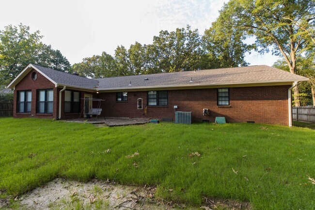 Building Photo - 4 Bed 2.5 bath