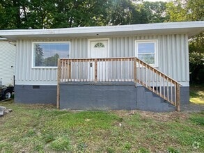 Building Photo - 2 Bedroom 1 Bathroom Home in High Point!