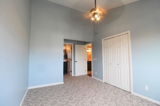Building Photo - Top floor completely remodeled condo with open concept, vaulted ceilings and an electric fireplace!
