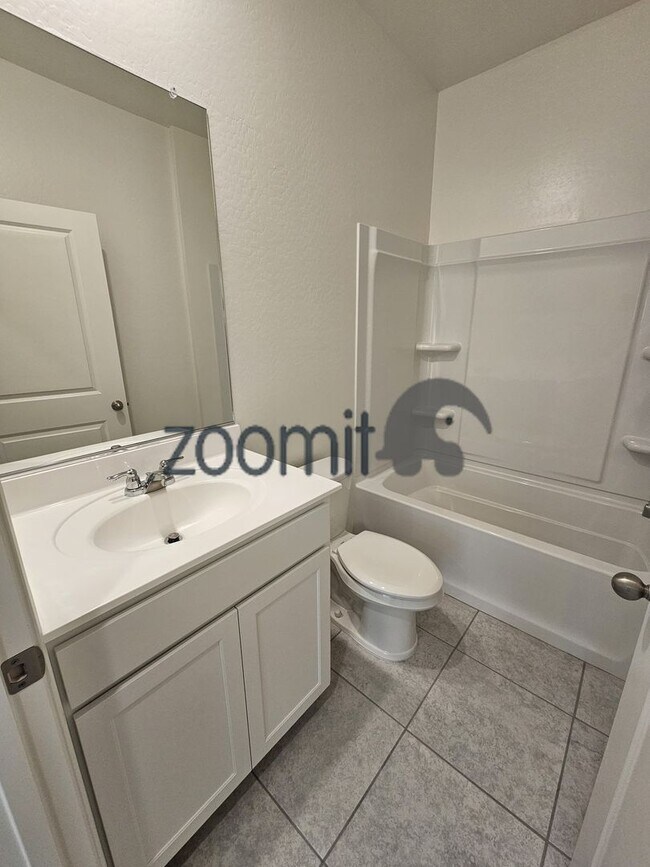 Building Photo - BEAUTIFUL HOME 4 BEDROOMS 3 BATHS!