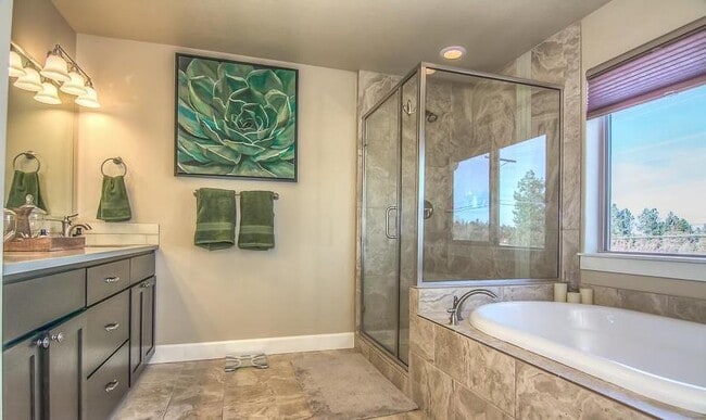 Building Photo - Beautiful 4 Bedroom Home on Bends Eastside!