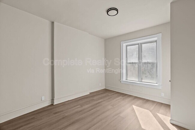 Building Photo - 3915 Russell Blvd