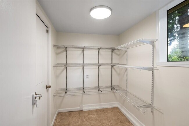 Building Photo - Spacious 3 bed 2.5 bath in Eastgate neighborhood.