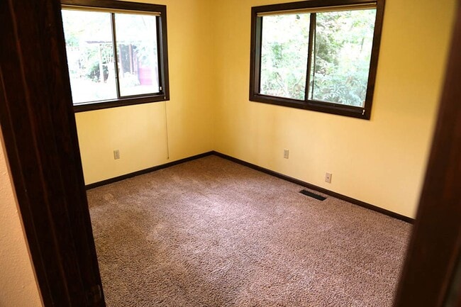 Building Photo - 4 bed 3 bath home, Lease through June 2026
