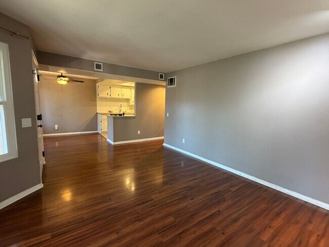 Building Photo - 2828 Famosa Blvd
