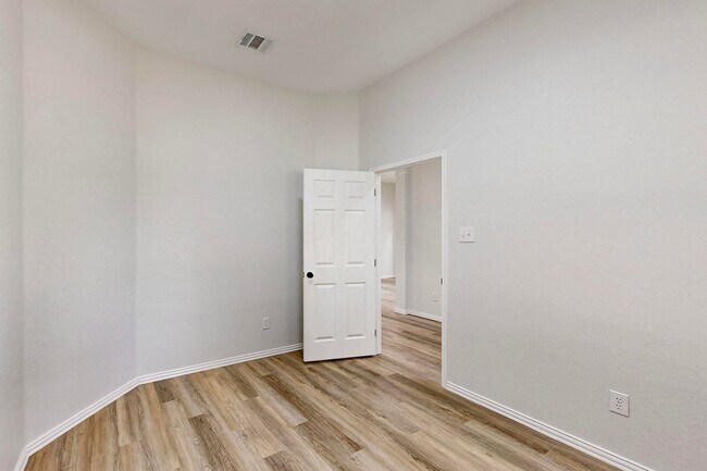 Building Photo - 123 Hackberry Trail