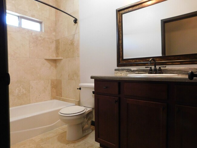 Building Photo - Beautiful Home in Clifton