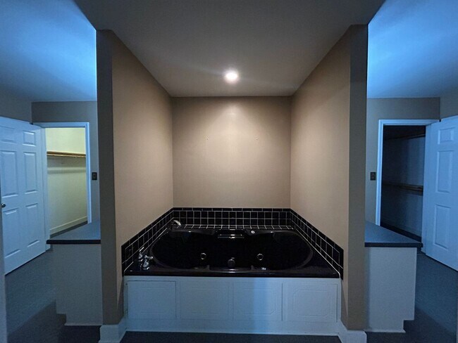 Building Photo - 308 Wynterhall Dr