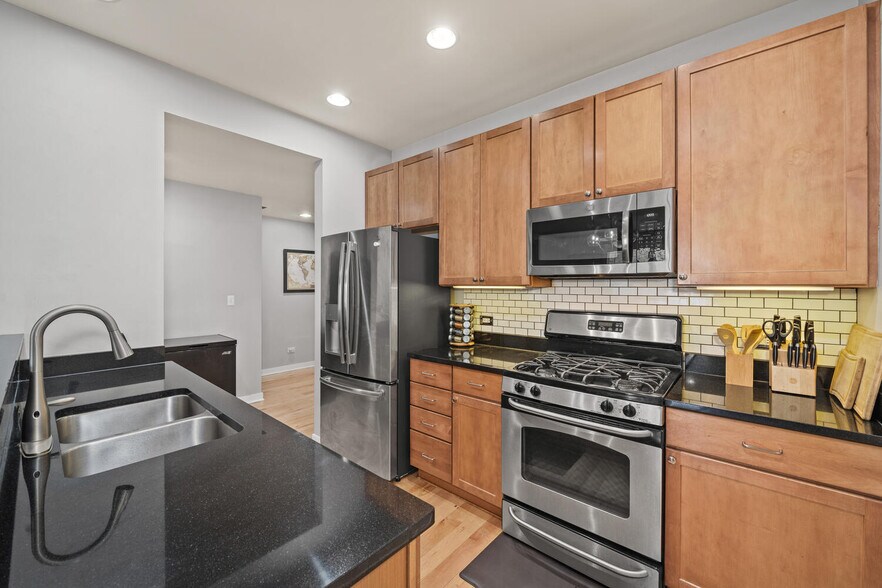 Building Photo - 3021 W Armitage Ave