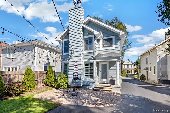 Building Photo - 691 Wallace St