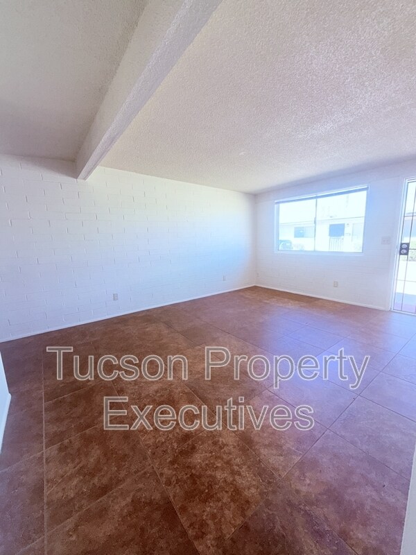 Building Photo - 4243 E Lee St