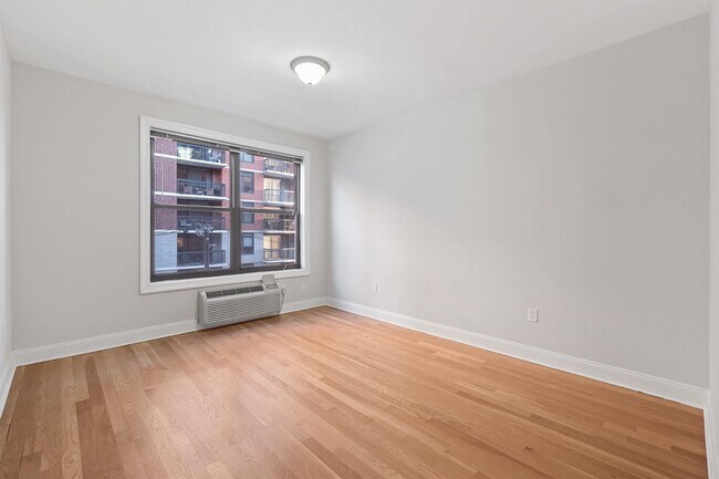 Building Photo - 100 Marshall St